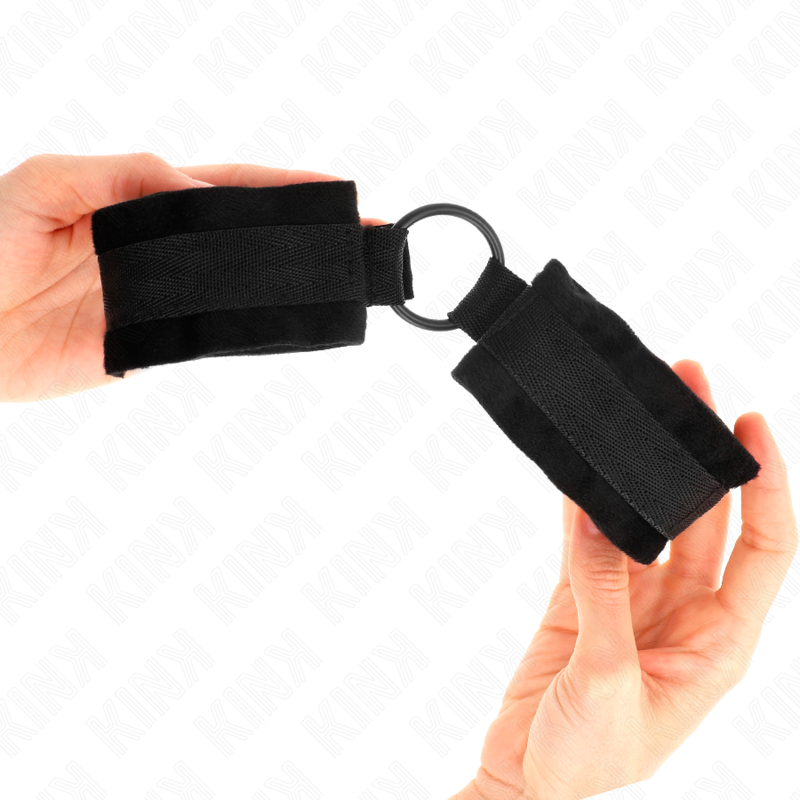 KINK - MANCHETTES DÉBUTANT FOURRURE 25 CM AVEC O-RING 4 CM NOIR AJUSTABLE 15-25 CM – Image 4