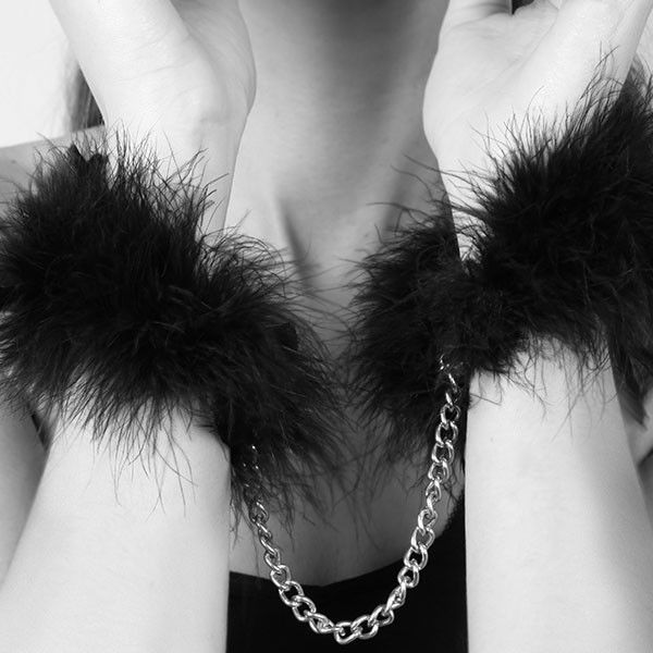 BIJOUX INDISCRETS - ZA ZA ZU FEATHER HANDCUFFS - Imagen 4